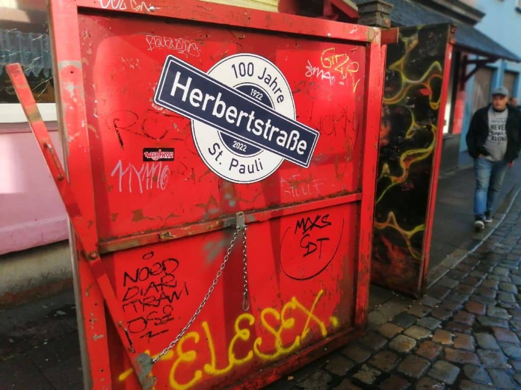 100 Jahre Herbertstraße, das rote Eingangstor extra für das Jubiläum.