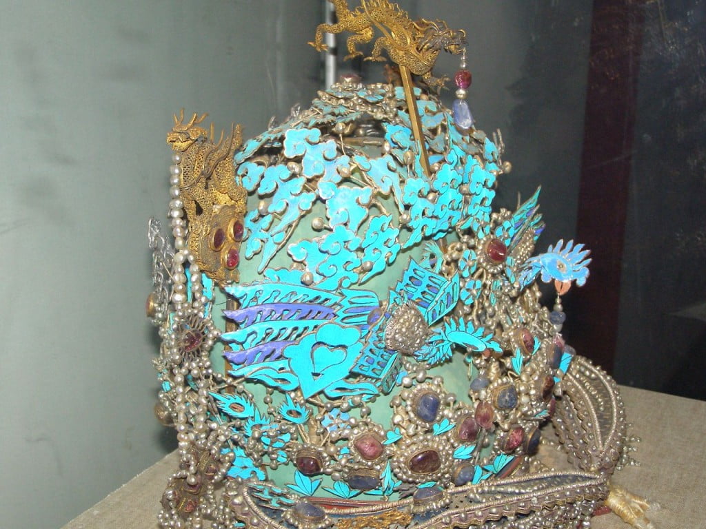 Kaiserinnen Krone aus Gold und blauen Federn.