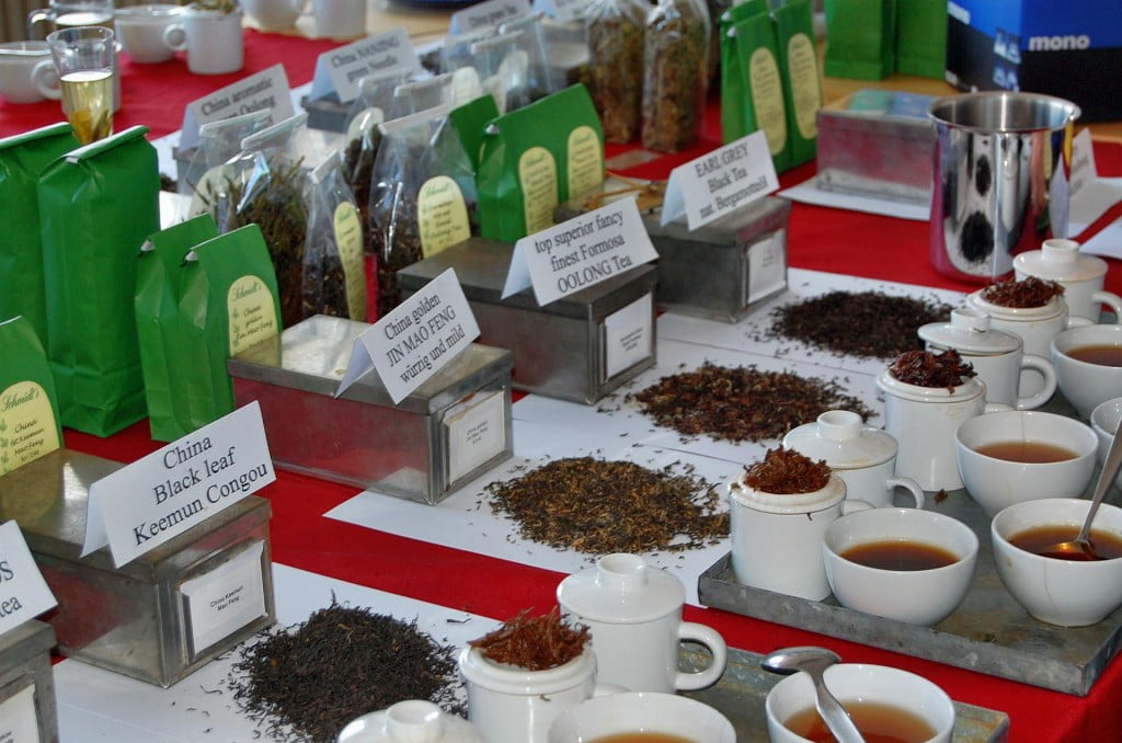 Teeverkostung, verschiedene Tee Sorten aus China.