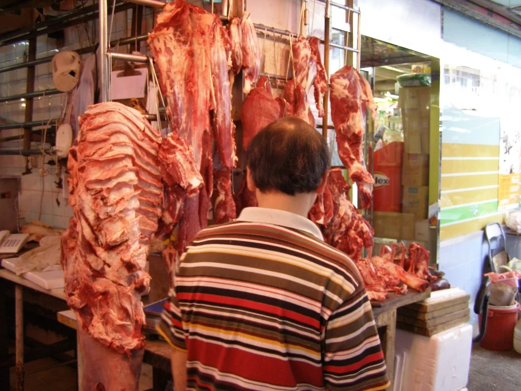 Auf dem Markt in Kowloon, Fleisch hängt in der Sonne.