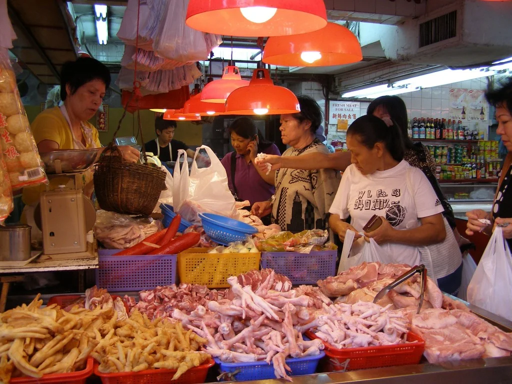 Markthalle in Sanya Chinas Märkte, Hühnerfüsse.