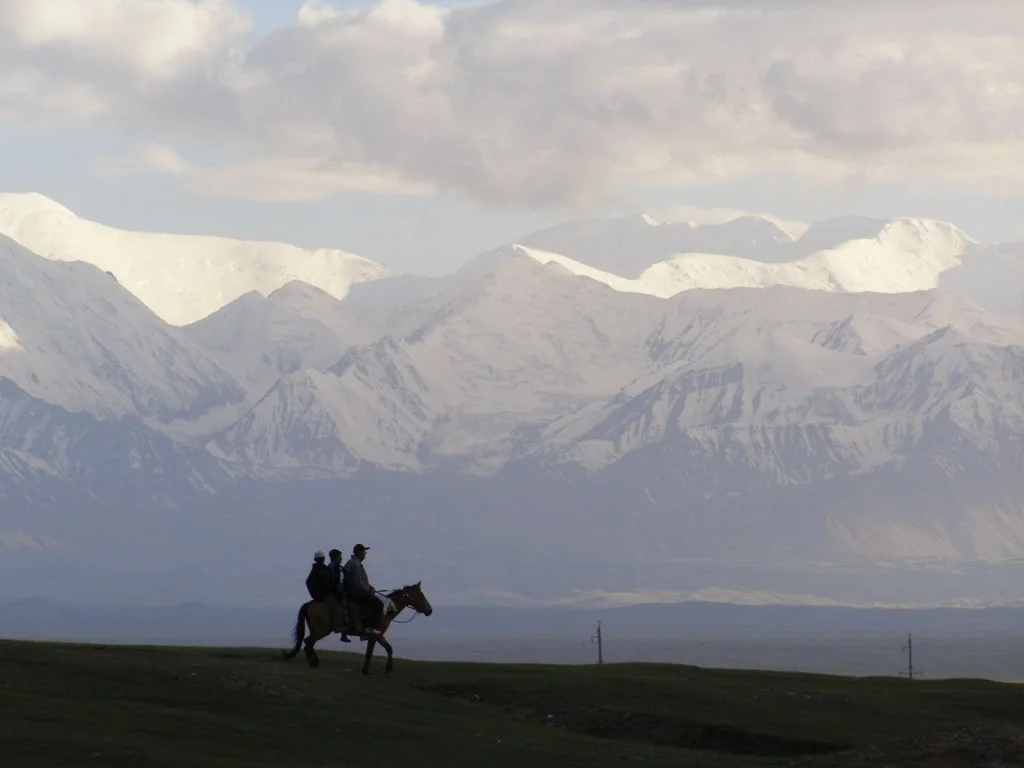 Die schneebedeckten Gipfel des Pamir-Gebirges