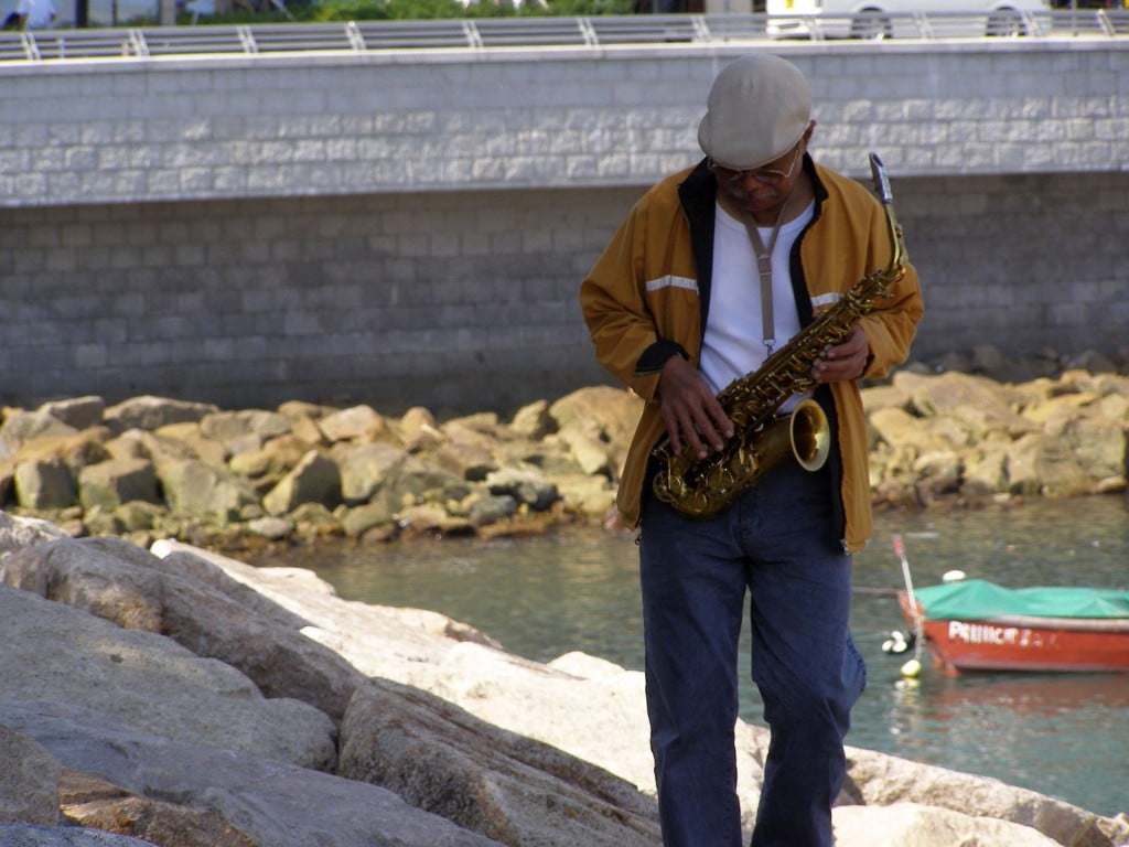 Saxophon-Spieler in Stanley, einem Vortort von Hongkong