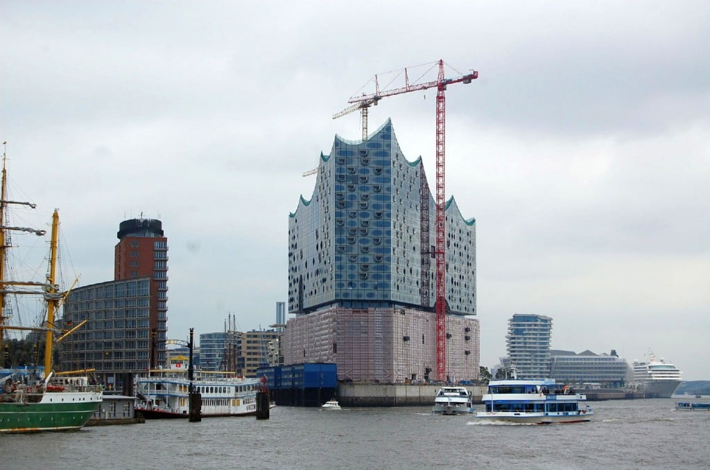 Elbphilharmonie von der Elbe aus.