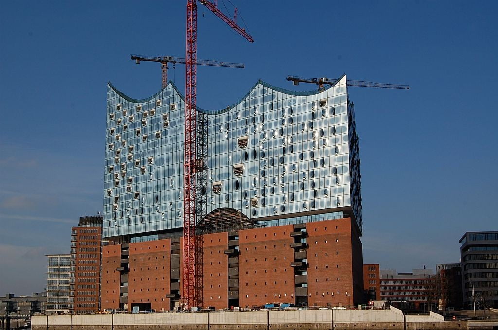 Elbphilharmonie, von Baukränen eingerahmt.