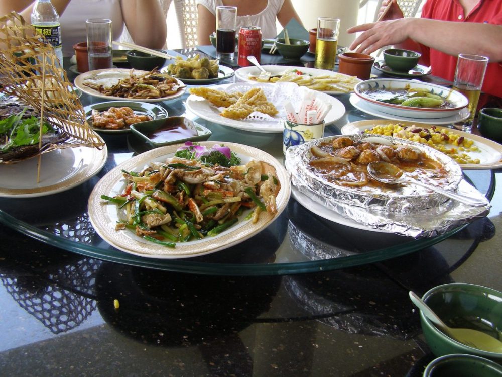 Chinesisch Essen am runden Tisch