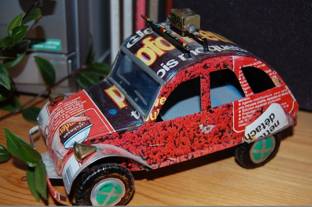 Souvenir aus Madagaskar: Blechauto