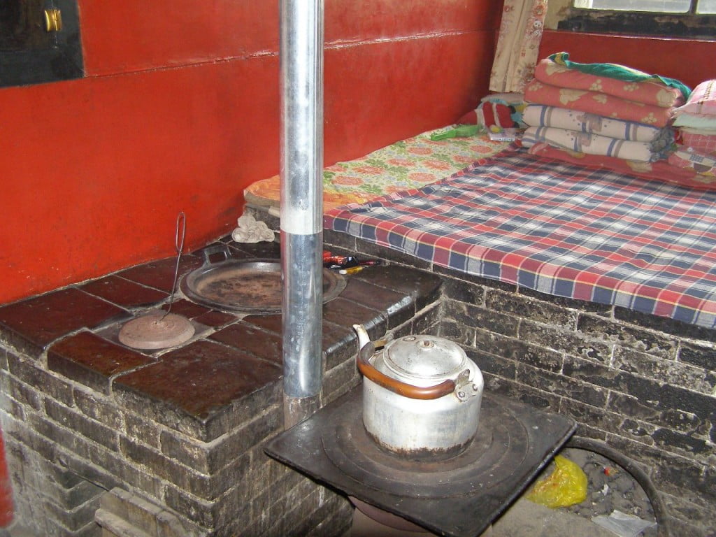 Kang Bett in Pingyao mit Ofen zum Teewasser kochen.