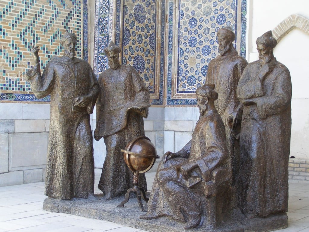 Ulugh Beg Denkmal am Registan Platz