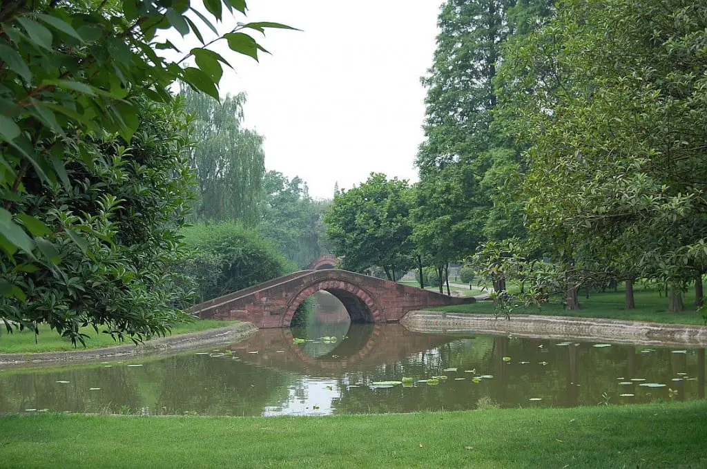 Sanxingdui Brücke im Park