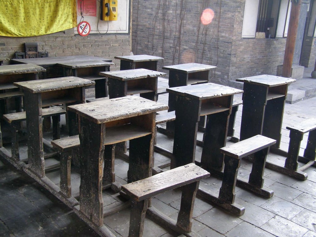 Pingyao Tempel Schulbänke