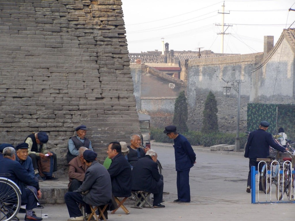 Männer am Fusse der Stadtmauer von Pingyao