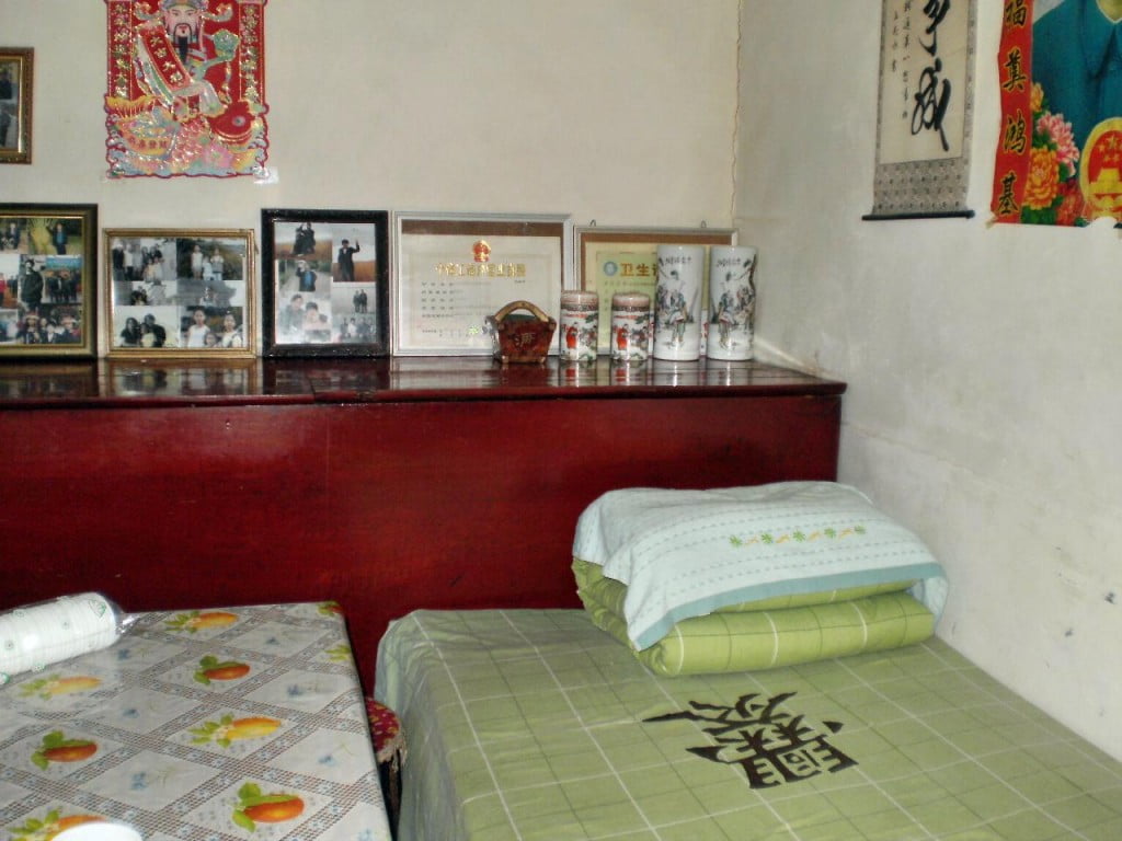 Kang Bett in Cuandixia, Laken mi dem Schriftzeichen für das Dorf Cuan.