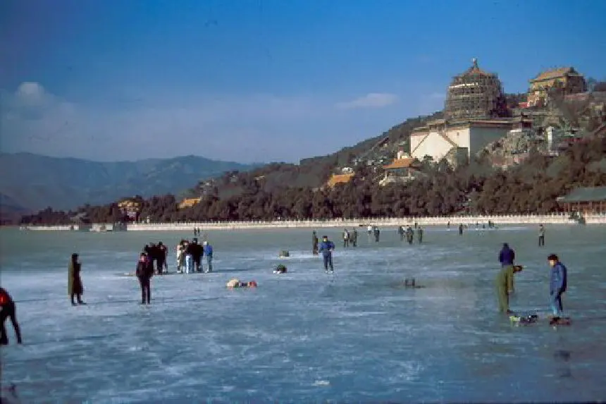 Der zugefrorene See beim Sommerpalast Peking 1988