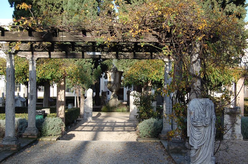 Diokletiansthermen im Hof mit vielen Skulpturen aus römischer Zeit.
