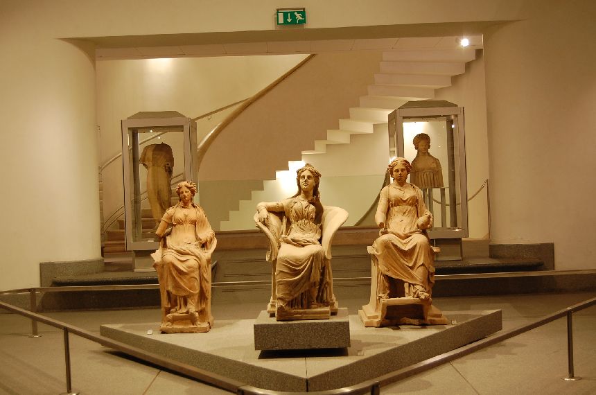 Diokletiansthermen Frauenfiguren aus Terrakotta.
