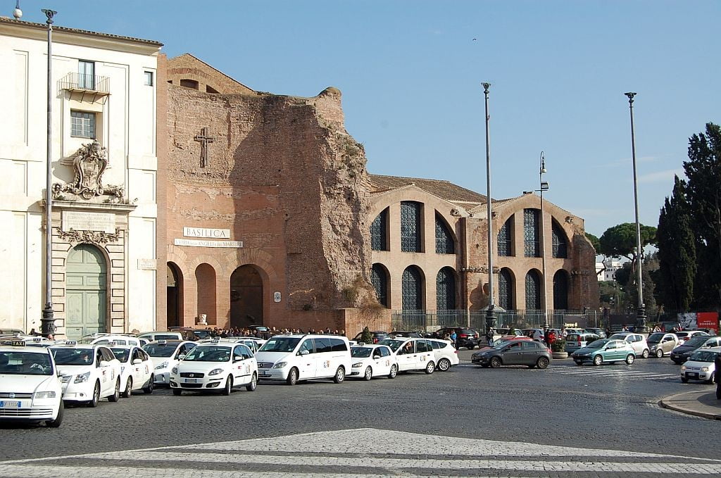Diokletiansthermen von der Piazza della Republica aus mit der Kirche