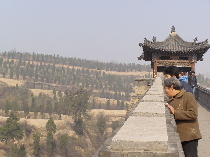 Die Mauer rundum den Wohnhof