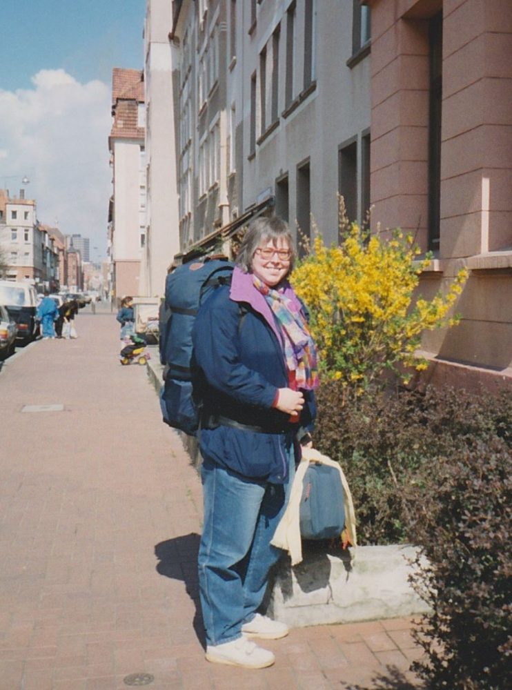 Backpacking durch Asien. Ich stehe gestiefelt und gespornt vor dem Haus in Hannover, fertig zum Aufbruch.