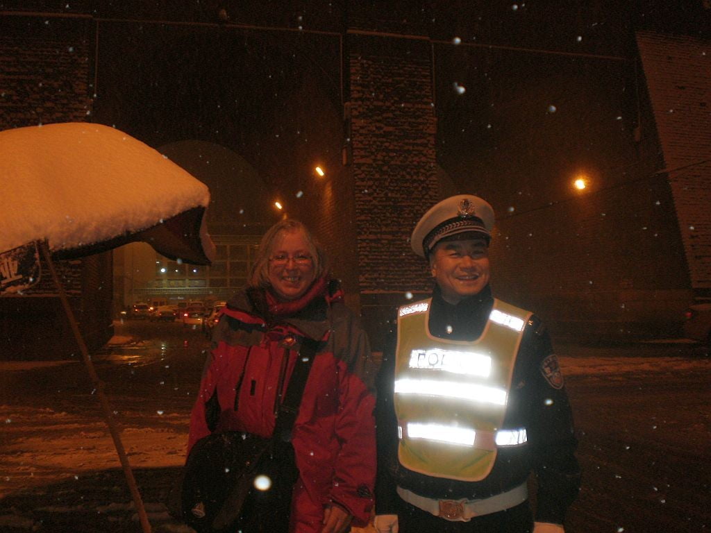 Foto mit Polizist, ich grinse übers ganze Gesicht vor Glück.