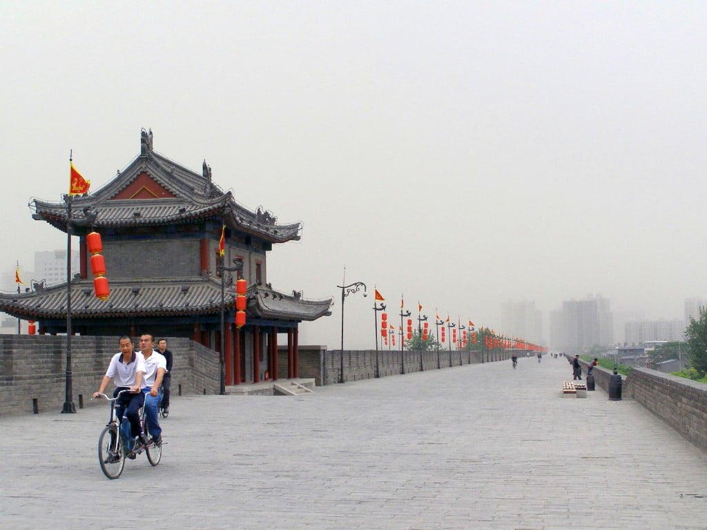 Stadtmauer 2011 Xian mit roten Lampignons und Wachtürmen.