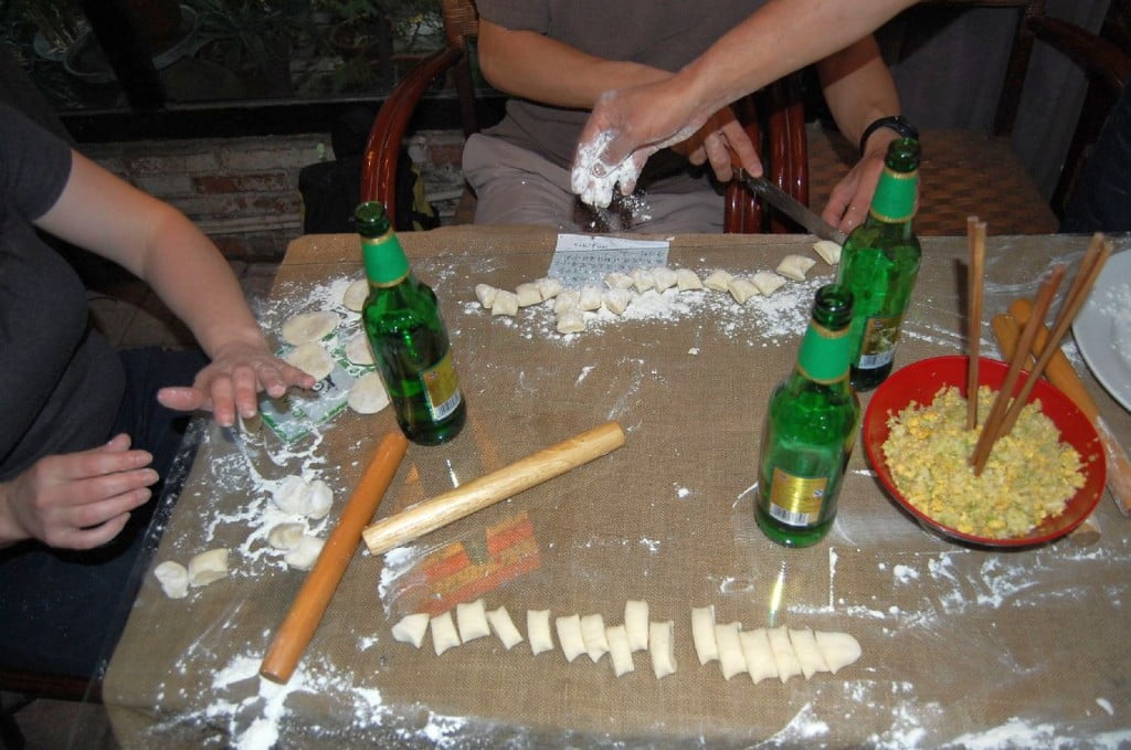 Fröhliches Jioazi-Machen in einem Backpacker-Hostel in Chengdu. Das war einfach großartig! Das Bier hin und wieder ist als "Alkohol unterwegs" erlaubt.