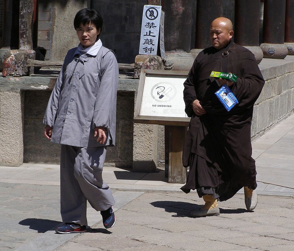 Pilger und buddhistischer Mönch in einem Tempel am Wutaishan