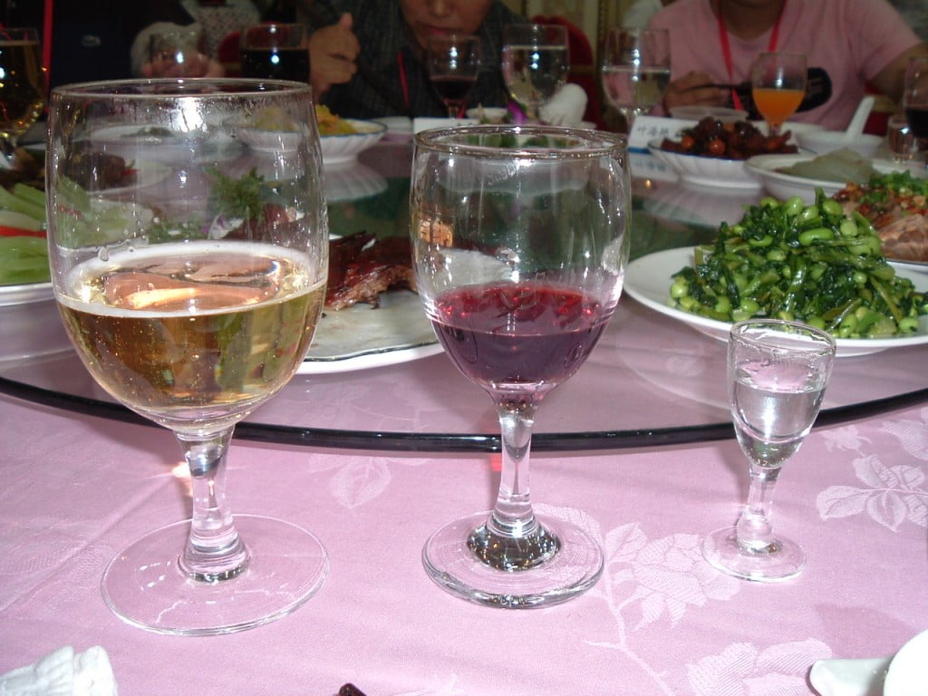 Alkohol unterwegs beim Essen