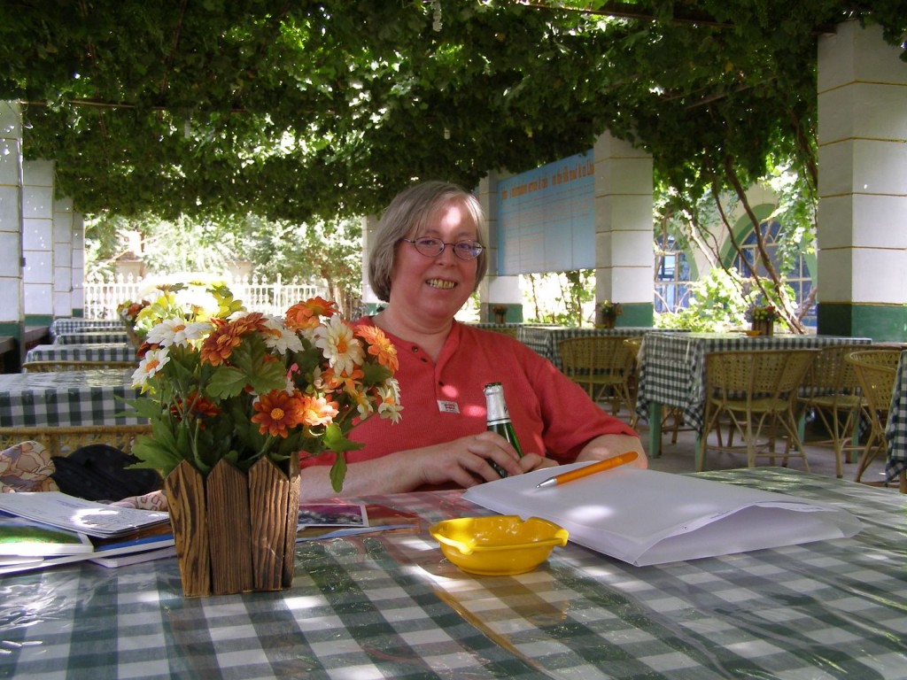 In Erinnerung an die Zeit in Turfan 1992 trinke ich 2007 ein Bier in John's Cafe