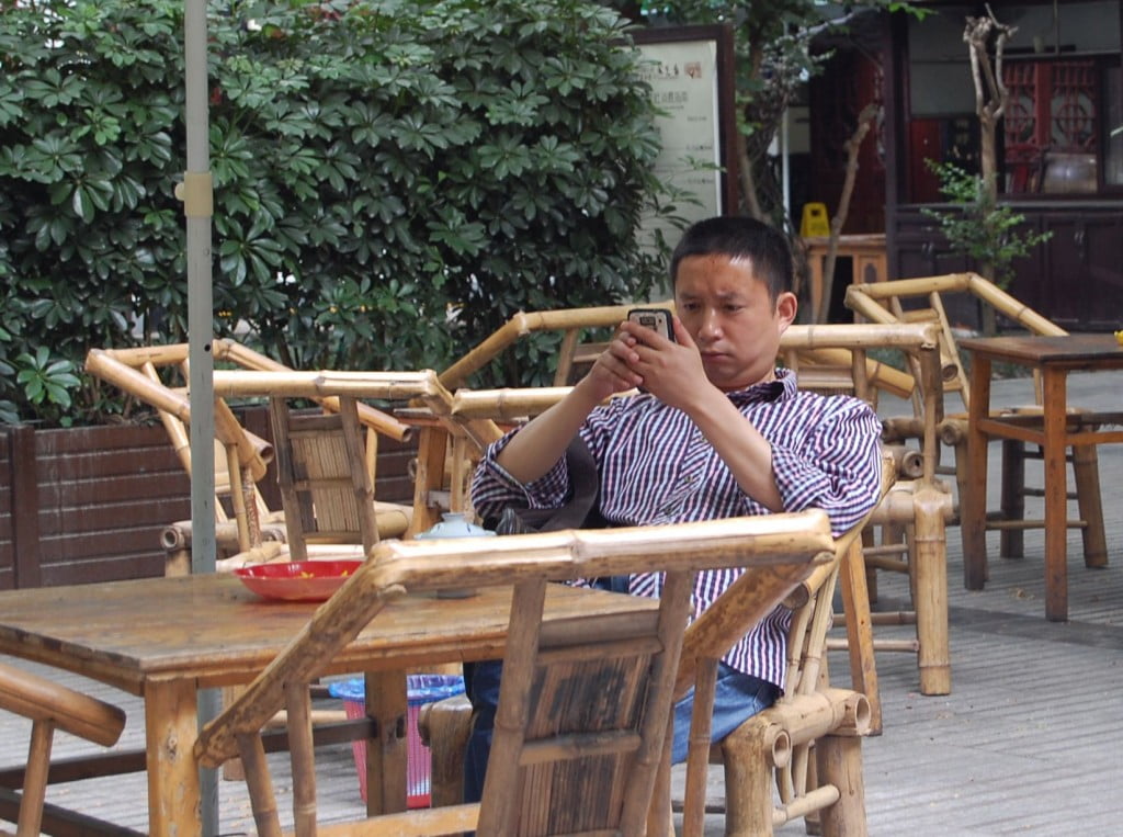 Man kann bei dem Stuhl im Vordergrund gut erkenne, wie biegsam Bambus ist und doch fest und stabil