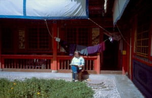 Beim Tagebuch Schreiben im Hotel