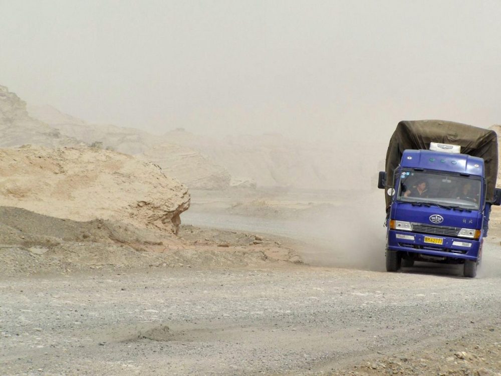 Lastwagen auf einer Piste in der Taklamakan - Wüste