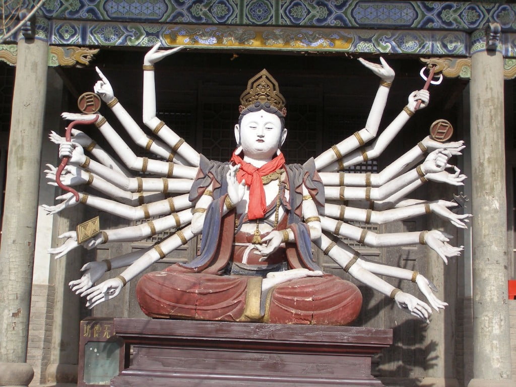 Shuanglin Tempel - Guanyin mit viel Armen, die die vielen Möglichkeiten des Bodhisatva darstellen.