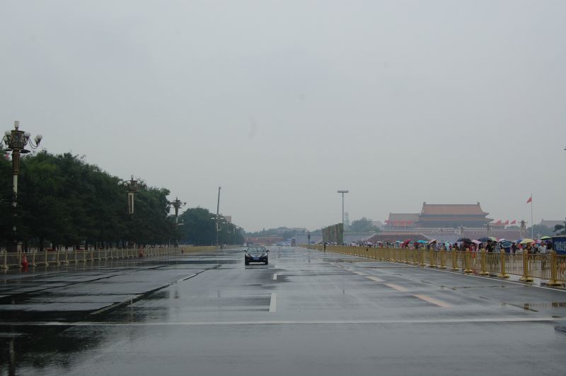 Halle des Volkes, die Straße davor nach der Parade, einsam und verlassen.
