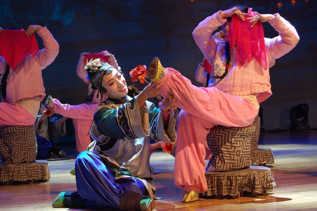 Die winzigen Füße der Braut werden bewundert.