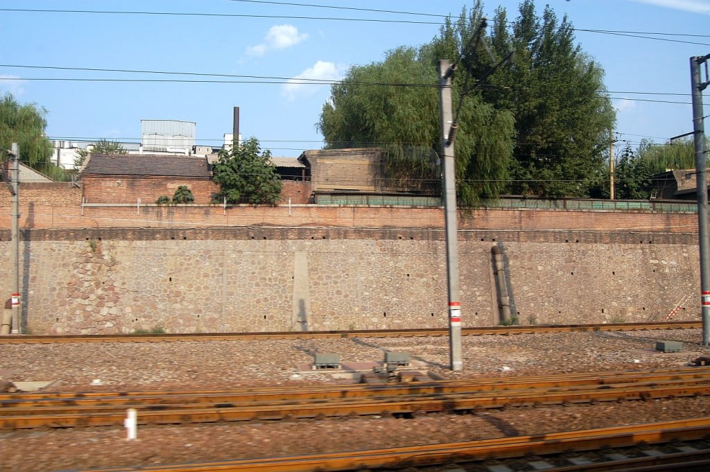 Im Vergleich zu Deutschland sieht man keine Graffiti entlang der Bahnstrecken