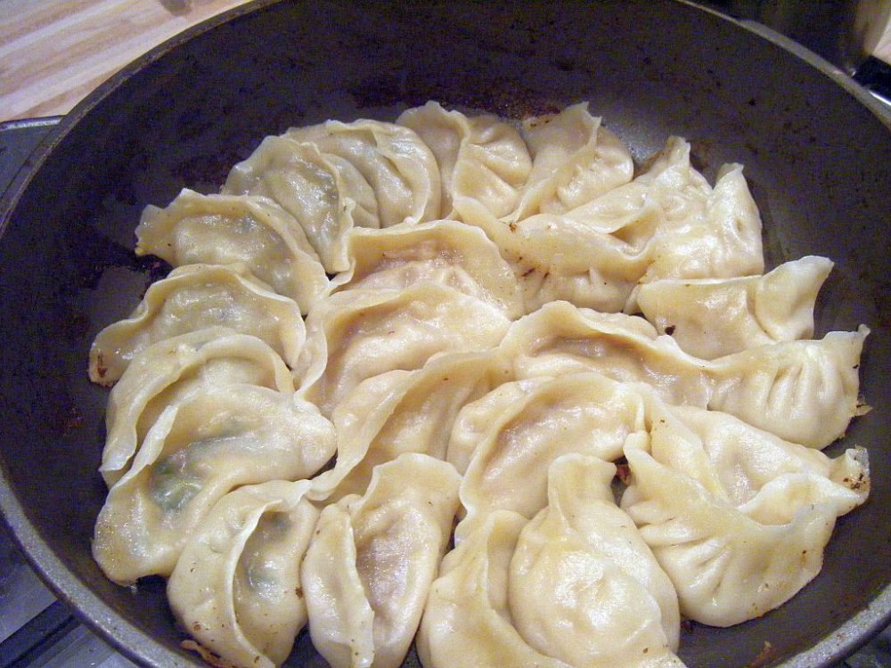 Jiaozi werden in der Pfanne gebraten.