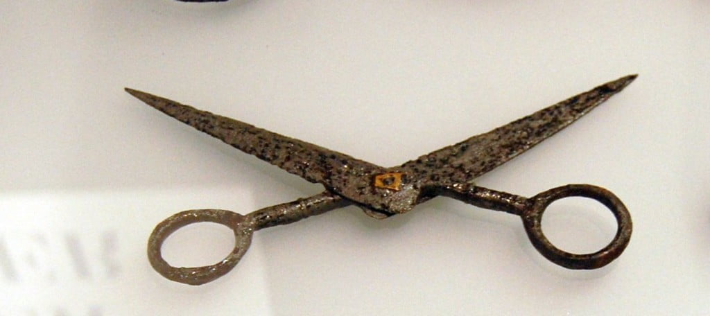 Diese Gelenkschere stammt aus dem 14. Jahrhundert.