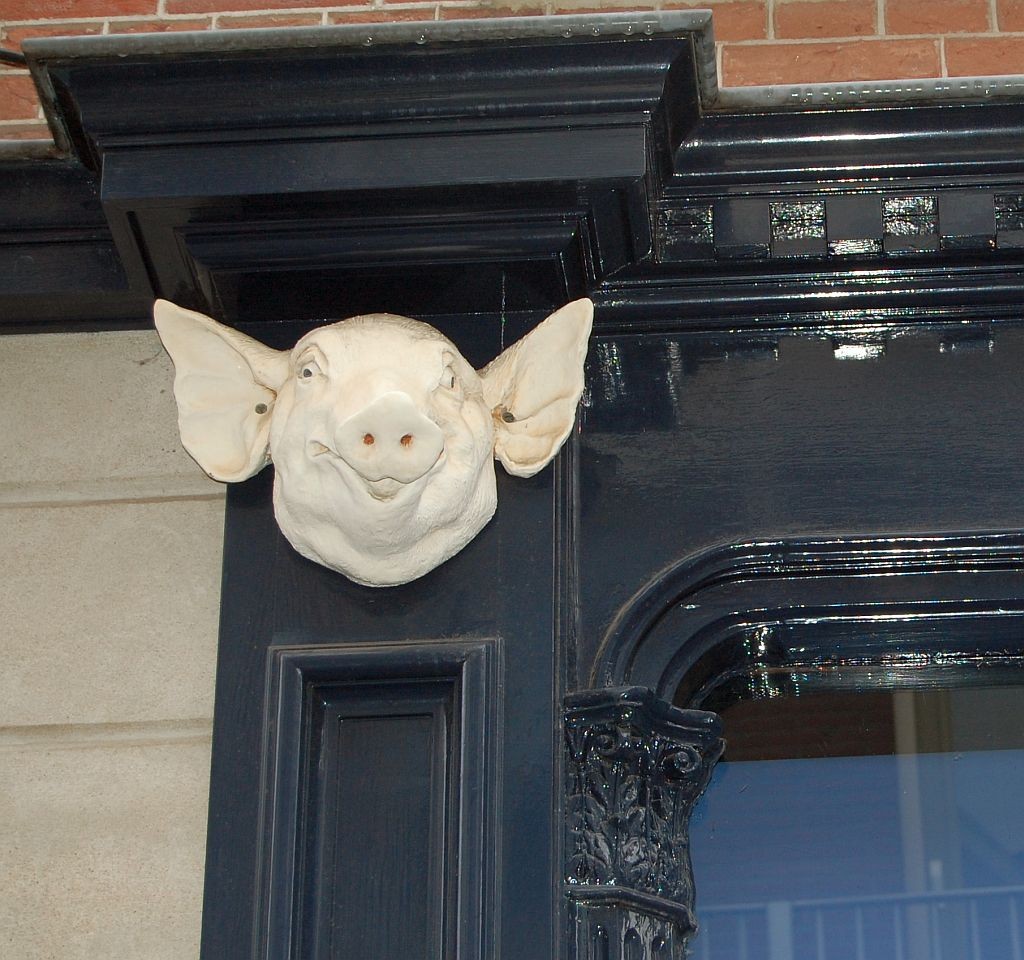 Hausfassade mit Schwein