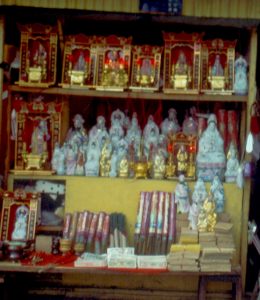 Buddhistische Devotionalien in einem Geschäft beim Wenshu Tempel