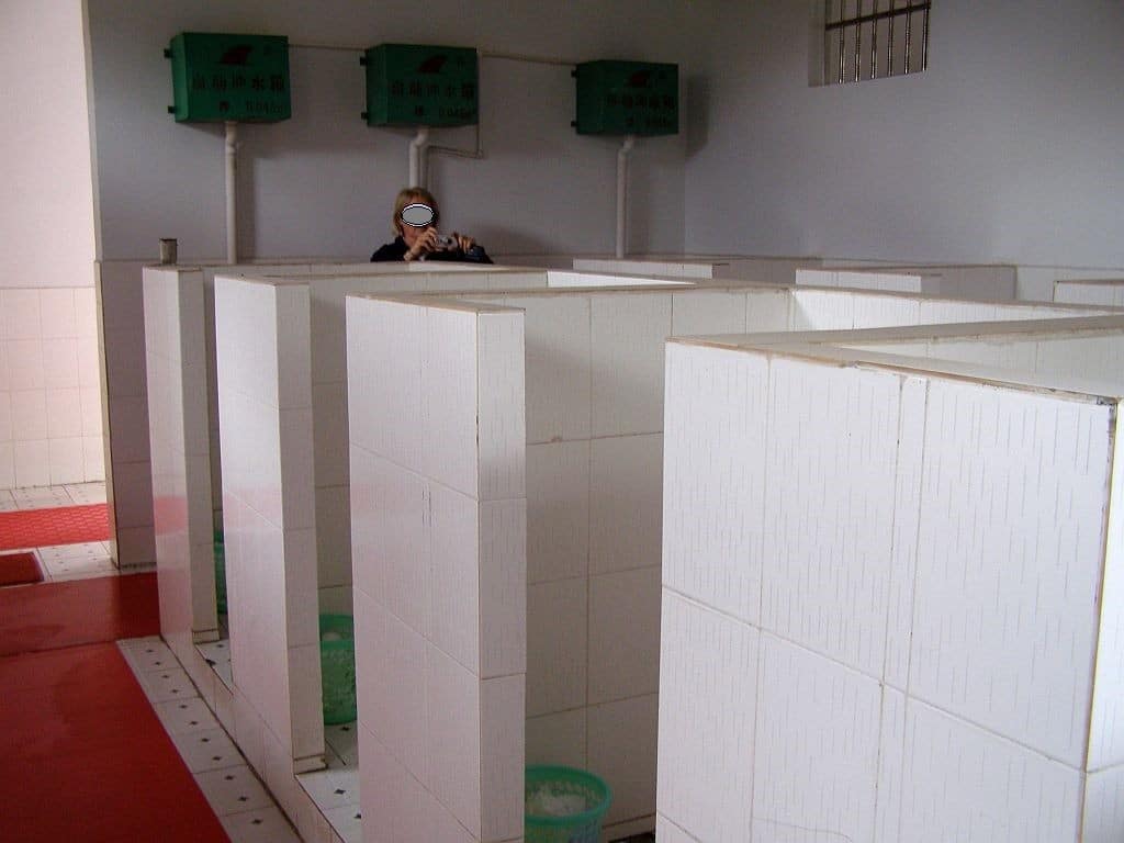So sieht eine chinesische Toilettenanlage innen aus: halbhohe Mauern, die "Abteile" zum gang hin offen.