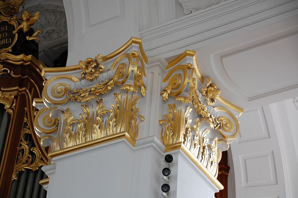 Michel - Goldene Säulen-Kapitelle