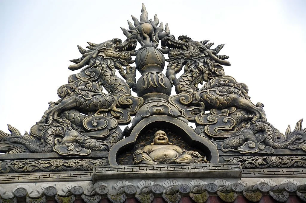 Daci Tempel, dicker Buddha über dem Eingang.