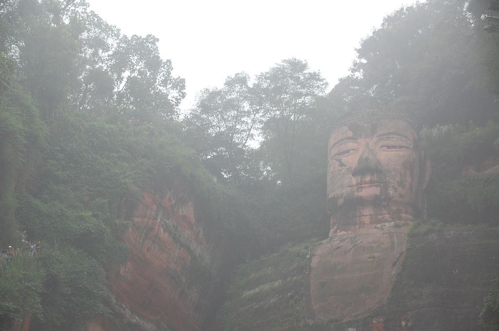 Der Große Buddha von Leshan im Nebeldunst