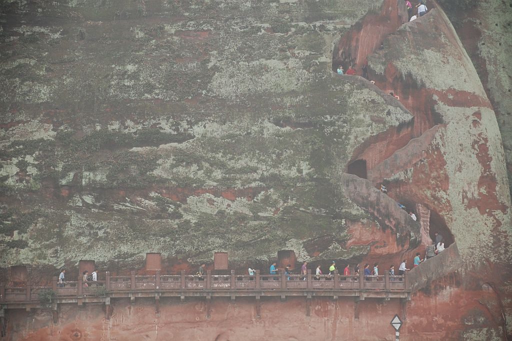 Trotz Nebel und leichtem Regen erklommen viele Touristen die steilen Treppen