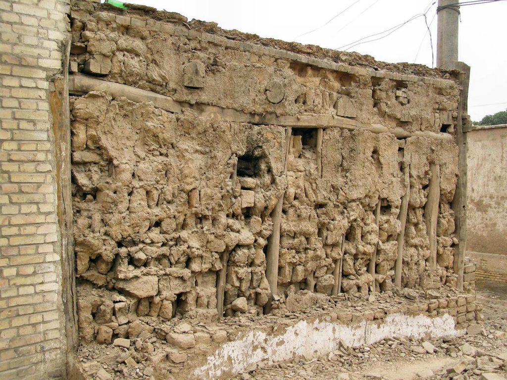 Alte Lehmziegelwand in der Altstadt von Kucha