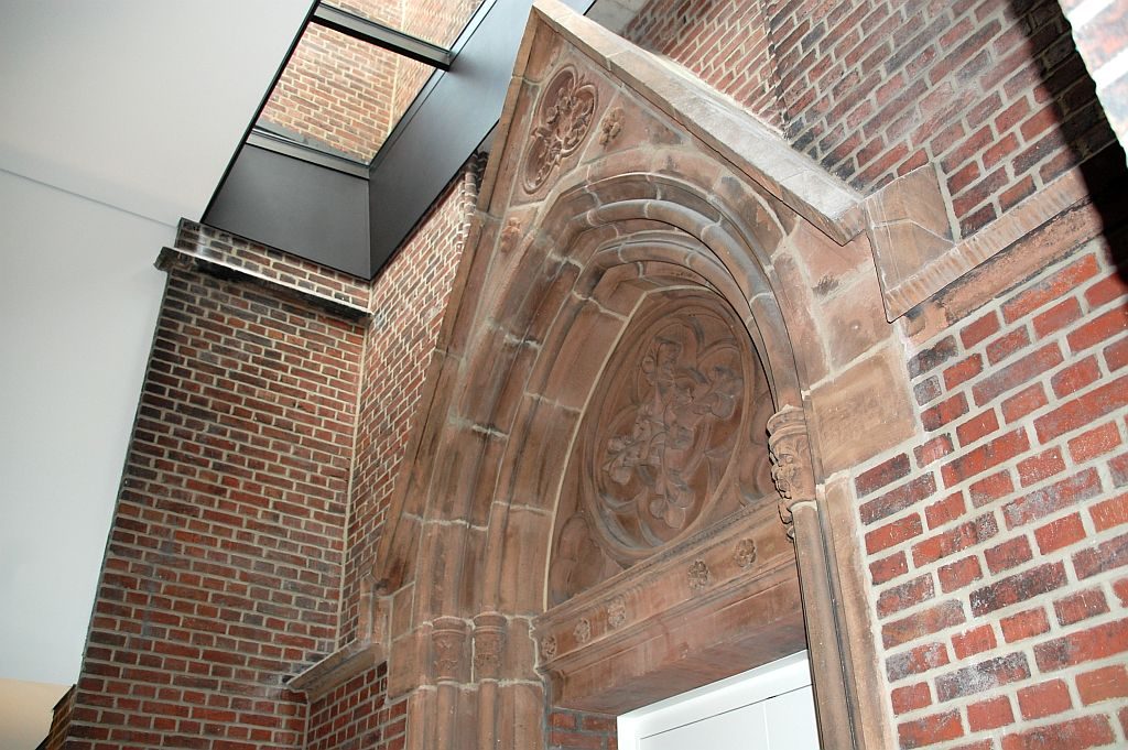 Bewusst erhalten: alter Kirchentorbogen modern geschützt