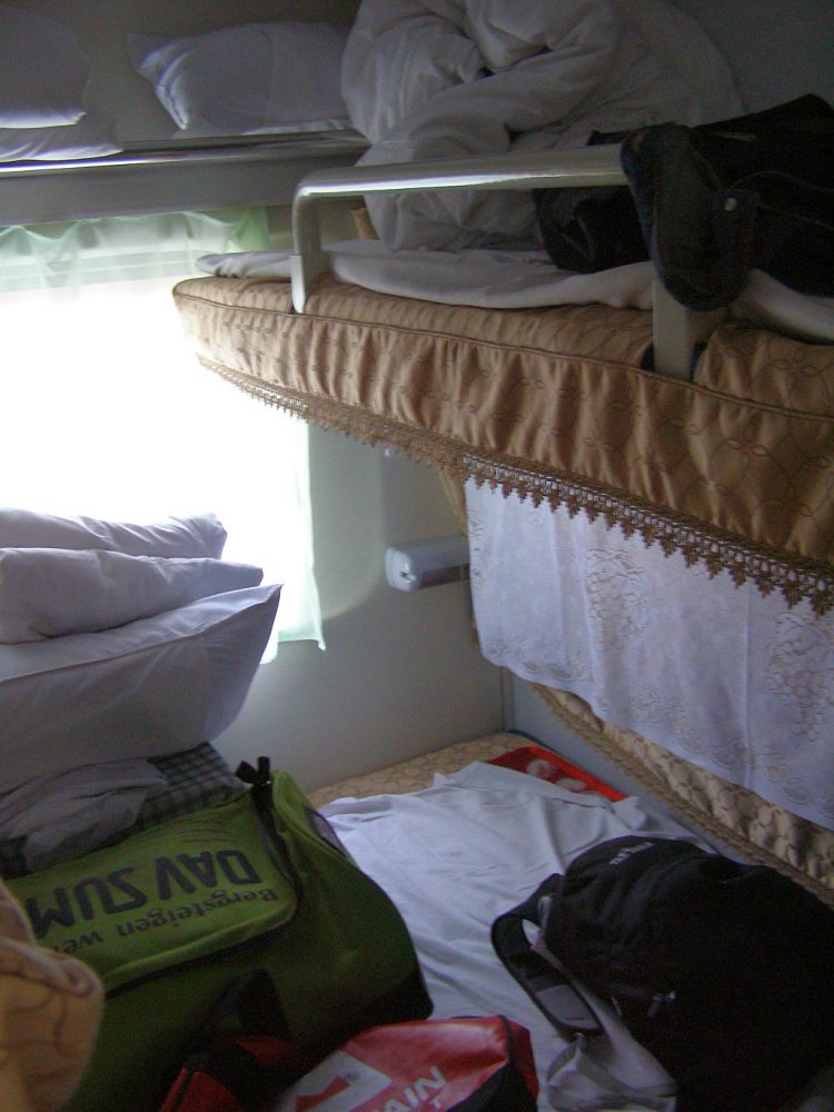 Vierbett-Abeit im Zug Turfan Kucha voller Gepäck
