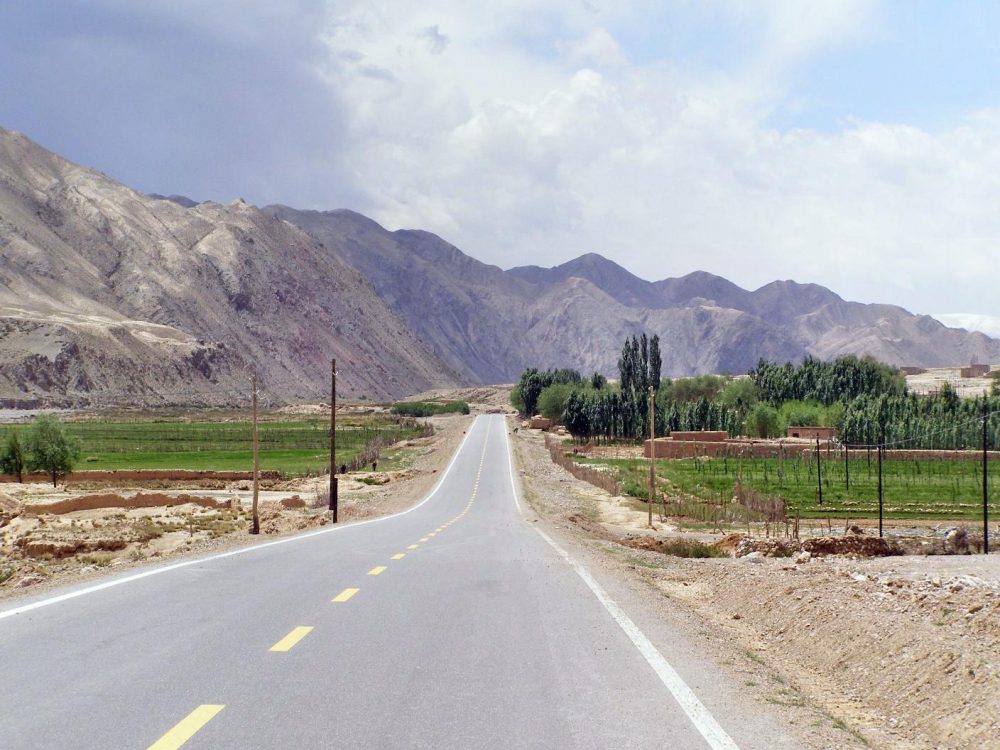 Einsame Straße am Tianshan. Erlebnis auf einer China-Gruppenreise.