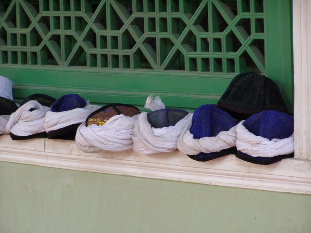 Kopfbedeckungen in der Id Kah Moschee